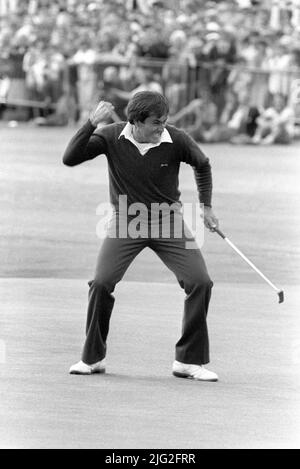 Fileboto vom 22-07-1984 des spanischen Seve Ballesteros, holt die Open Gold Championship in St. Andrew's, Fife, mit einem Birdie Putt auf dem Grün von 18.. Er endete am 276. Juli 12 unter dem par. Ausgabedatum: Donnerstag, 7. Juli 2022. Stockfoto