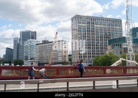 Vauxhall, London, Großbritannien. 5.. Juli 2022. Die sich ständig ändernde Himmelslinie um Vauxhall, wo riesige Mengen von Wohnblöcken gebaut werden. Quelle: Maureen McLean/Alamy Stockfoto