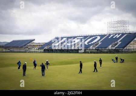 Aktenfoto vom 26-04-2022 der Zuschauertribüne an den 1. und 18. Löchern während des Open Media Day in St. Andrews. 18. (Tom Morris), 356 Yards, Par 4: Außerhalb der Straße müssen Schüsse gespielt werden – Granny Clarks Wynd –, wenn der Ball darauf ruht. Das Tal der Sünde ist vorne links von einem Grün, das für einige erreichbar sein wird, aber Vorsicht ist überall zu genießen. Ausgabedatum: Donnerstag, 7. Juli 2022. Stockfoto