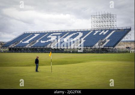 Aktenfoto vom 26-04-2022 der Zuschauertribüne an den 1. und 18. Löchern während des Open Media Day in St. Andrews. 18. (Tom Morris), 356 Yards, Par 4: Außerhalb der Straße müssen Schüsse gespielt werden – Granny Clarks Wynd –, wenn der Ball darauf ruht. Das Tal der Sünde ist vorne links von einem Grün, das für einige erreichbar sein wird, aber Vorsicht ist überall zu genießen. Ausgabedatum: Donnerstag, 7. Juli 2022. Stockfoto