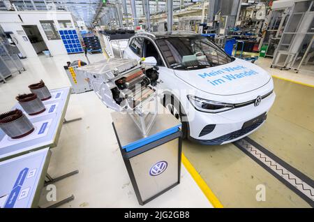 Salzgitter, Deutschland. 18.. Mai 2022. Im VW-Werk Salzgitter steht neben einem VW ID.4 Elektroauto ein APP310-20 Elektromotor. Volkswagen baut am Standort Salzgitter eine Batteriezellenfabrik für die geplante Großproduktion der konzerneigenen Batteriezellen. Im Forschungs- und Entwicklungszentrum werden bereits neue Batteriesysteme für Elektroautos entwickelt. Quelle: Julian Stratenschulte/dpa/Alamy Live News Stockfoto