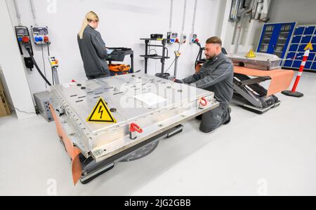 Salzgitter, Deutschland. 18.. Mai 2022. Im VW-Werk Salzgitter analysieren Mitarbeiter die verbrauchte Batterie eines Elektroautos im Batterierecycling. Volkswagen baut am Standort Salzgitter eine Batteriezellenfabrik für die geplante Großproduktion der konzerneigenen Batteriezellen. Im Forschungs- und Entwicklungszentrum werden bereits neue Batteriesysteme für Elektroautos entwickelt. Quelle: Julian Stratenschulte/dpa/Alamy Live News Stockfoto