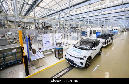 Salzgitter, Deutschland. 18.. Mai 2022. Im VW-Werk Salzgitter steht neben einem VW ID.4 Elektroauto ein APP310-20 Elektromotor. Volkswagen baut am Standort Salzgitter eine Batteriezellenfabrik für die geplante Großproduktion der konzerneigenen Batteriezellen. Im Forschungs- und Entwicklungszentrum werden bereits neue Batteriesysteme für Elektroautos entwickelt. Quelle: Julian Stratenschulte/dpa/Alamy Live News Stockfoto