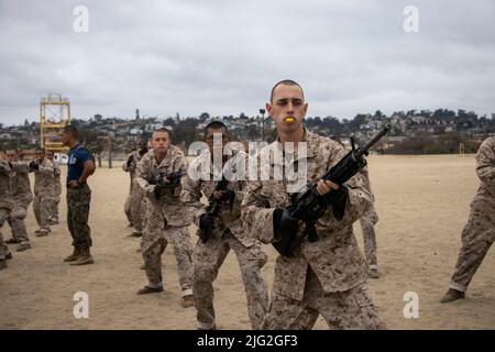 San Diego, Kalifornien, USA. 6.. Juli 2022. US Marine Corps rekrutiert bei Kilo Company, 3. Rekrut Training Bataillon führt die Technik aus Störung während Bajonett-Techniken auf Marine Corps Recruit Depot San Diego, 6. Juli 2022. Dieses Training lehrt und wendet Techniken des Marinekorps-Kampfkunstprogramms an. Quelle: U.S. Marines/ZUMA Press Wire Service/ZUMAPRESS.com/Alamy Live News Stockfoto