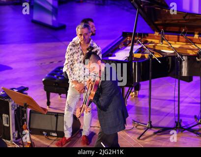 Krakau, Polen - 4. Juli 2022: Adam Baldych Quartett und Paolo Fresu live auf der Bühne der Krakauer Philharmonie beim Summer Jazz Festival in Krakau, Polen Stockfoto