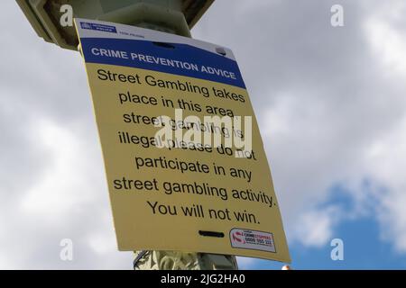 Westminster, London, Großbritannien. 5.. Juli 2022. Ein Met Police Crime Prevention Ratschlag Hinweis über Anti-soziales Verhalten und illegales Straßenspiel auf der Westminster Bridge. Quelle: Maureen McLean/Alamy Stockfoto