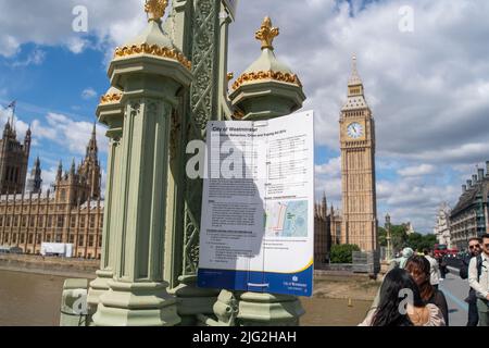 Westminster, London, Großbritannien. 5.. Juli 2022. Eine Polizeinotice über antisoziales Verhalten und das häufige illegale Straßenspiel auf der Westminster Bridge. Quelle: Maureen McLean/Alamy Stockfoto