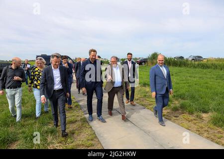 Niederlande, 8.. juli 2022 - Wohnungsminister Hugo de Jonge besucht den Zuidplaspolder, wo ein neues Dorf mit 8000 Häusern in Zuidplas gebaut wird, Stockfoto