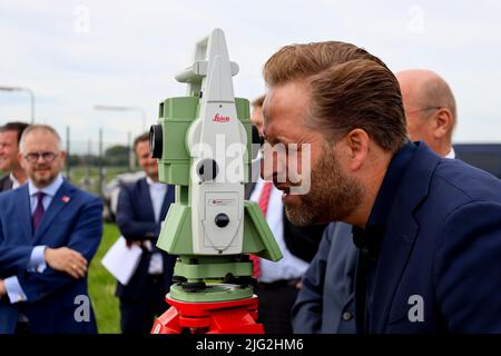 Niederlande, 8.. juli 2022 - Wohnungsminister Hugo de Jonge besucht den Zuidplaspolder, wo in Zuidplas ein neues Dorf mit 8000 Häusern gebaut wird Stockfoto