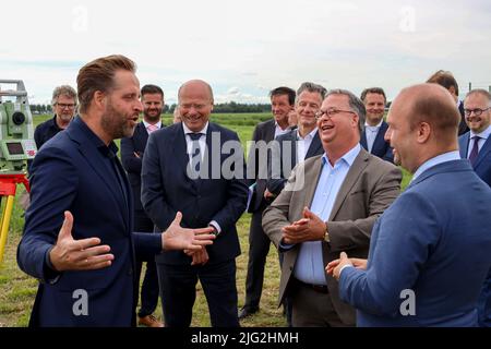 Niederlande, 8.. juli 2022 - Wohnungsminister Hugo de Jonge besucht den Zuidplaspolder, wo in Zuidplas ein neues Dorf mit 8000 Häusern gebaut wird Stockfoto