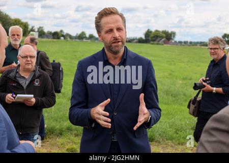 Niederlande, 8.. juli 2022 - Wohnungsminister Hugo de Jonge besucht den Zuidplaspolder, wo in Zuidplas ein neues Dorf mit 8000 Häusern gebaut wird Stockfoto