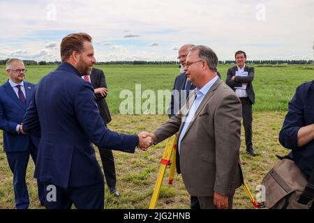 Niederlande, 8.. juli 2022 - Wohnungsminister Hugo de Jonge besucht den Zuidplaspolder, wo in Zuidplas ein neues Dorf mit 8000 Häusern gebaut wird Stockfoto