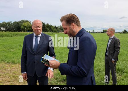 Niederlande, 8.. juli 2022 - Wohnungsminister Hugo de Jonge besucht den Zuidplaspolder, wo in Zuidplas ein neues Dorf mit 8000 Häusern gebaut wird. Stockfoto