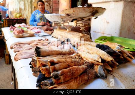 Marokko Meknes. Der Metzger im Souk Stockfoto