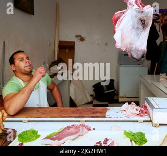 Marokko Meknes. Der Metzger im Souk Stockfoto