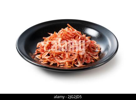 Getrocknete Sakura-Garnelen auf einem Teller auf weißem Hintergrund. Bild von japanischem Essen. Stockfoto