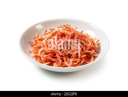 Getrocknete Sakura-Garnelen auf einem Teller auf weißem Hintergrund. Bild von japanischem Essen. Stockfoto