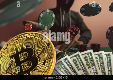 Bitcoin Goldmünze mit Pokerchips auf einem grünen Pokertisch vor schwarzem Hintergrund. Blockchain-Casino. Online-Glücksspiel Stockfoto