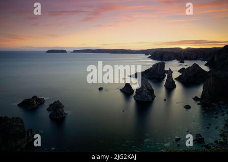 Mangersta Meer Stapel bei Sonnenuntergang auf der Isle of Lewis, Äußere Hebriden. Stockfoto