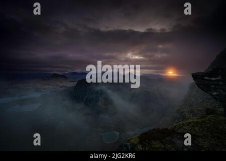 Sonnenaufgang über den Assynt- und coigach-Bergen im Nordwesten Schottlands. Stockfoto