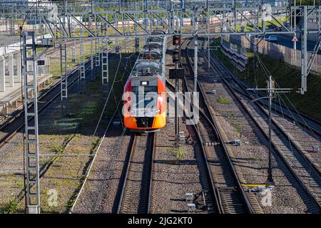 Moskau, Russland - 01. Juli 2022: Roter Zug fährt auf Schienen Stockfoto