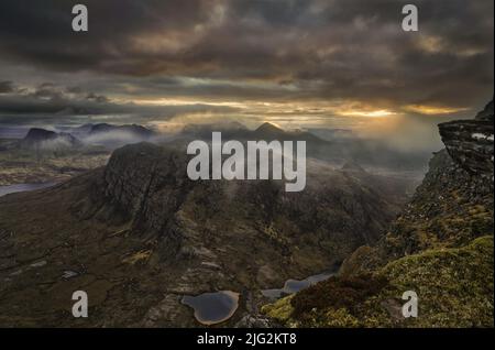 Sonnenaufgang über den Assynt- und coigach-Bergen im Nordwesten Schottlands. Stockfoto