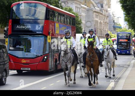 London, England, Großbritannien. Berittene Polizei und roter Londoner Bus in Whitehall Stockfoto