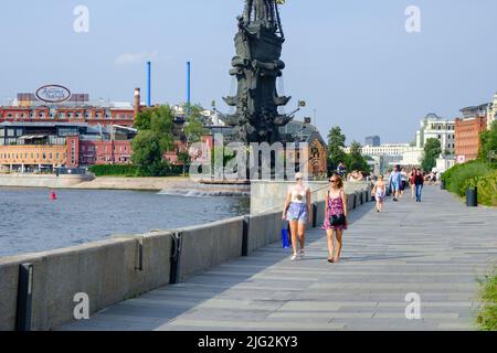 Moskau. Russland. 26. Juni 2021. An einem sonnigen Sommertag laufen die Menschen am Krymskaja-Damm in Moskau entlang. Stockfoto