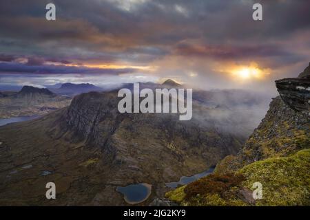 Sonnenaufgang über den Assynt- und coigach-Bergen im Nordwesten Schottlands. Stockfoto