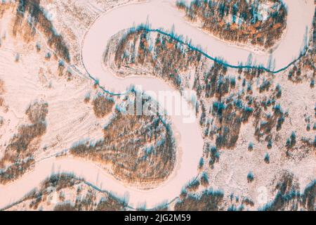 Luftaufnahme Wald Wälder und Flusslandschaft im Winter Tag. Draufsicht auf die schöne europäische Natur aus hoher Haltung in der Wintersaison. Vogelperspektive Stockfoto