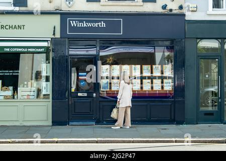 London - 2022. Juni: Person, die Immobilien ansieht, die im Immobilienmakler-Schaufenster beworben werden Stockfoto