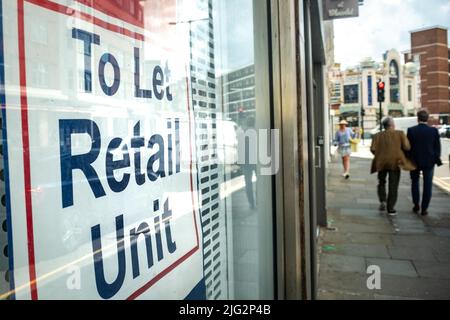 London – Schaufenster mit Schild „To Let Retail Unit“ Stockfoto