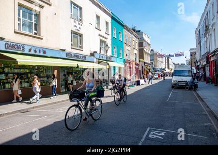 London - Juni 2022: Portobello Market in Notting Hill, West London. Ein Wahrzeichen Straßenmarkt, der für seine Antiquitäten berühmt ist. Stockfoto