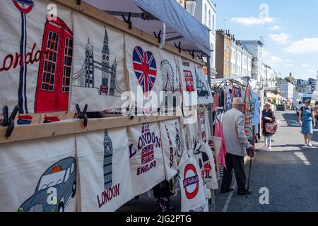 London - Juni 2022: Portobello Market in Notting Hill, West London. Ein Wahrzeichen Straßenmarkt, der für seine Antiquitäten berühmt ist. Stockfoto