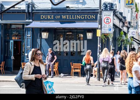 London - Juni 2022: Portobello Market in Notting Hill, West London. Ein Wahrzeichen Straßenmarkt, der für seine Antiquitäten berühmt ist. Stockfoto