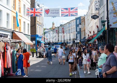 London - Juni 2022: Portobello Market in Notting Hill, West London. Ein Wahrzeichen Straßenmarkt, der für seine Antiquitäten berühmt ist. Stockfoto