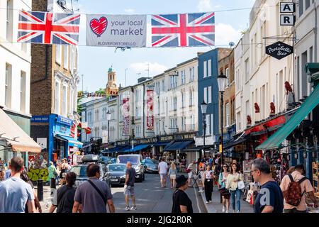 London - Juni 2022: Portobello Market in Notting Hill, West London. Ein Wahrzeichen Straßenmarkt, der für seine Antiquitäten berühmt ist. Stockfoto