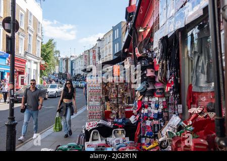 London - Juni 2022: Portobello Market in Notting Hill, West London. Ein Wahrzeichen Straßenmarkt, der für seine Antiquitäten berühmt ist. Stockfoto