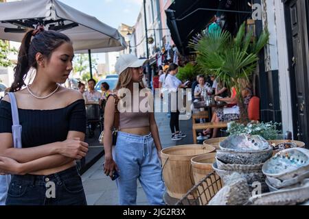 London - Juni 2022: Portobello Market in Notting Hill, West London. Ein Wahrzeichen Straßenmarkt, der für seine Antiquitäten berühmt ist. Stockfoto