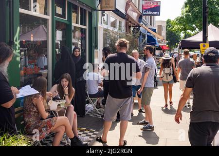 London - Juni 2022: Golborne Road, eine hohe Straße im Westen Londons, abseits der Portobello Road Stockfoto