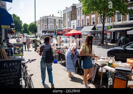 London - Juni 2022: Golborne Road, eine hohe Straße im Westen Londons, abseits der Portobello Road Stockfoto