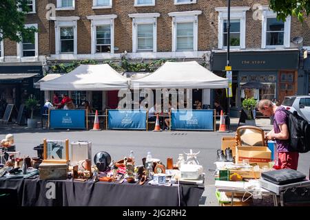 London - Juni 2022: Golborne Road, eine hohe Straße im Westen Londons, abseits der Portobello Road Stockfoto