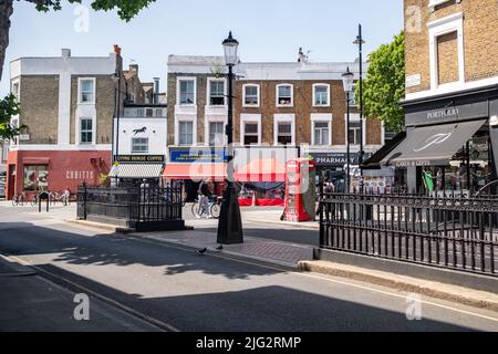 London - Juni 2022: Golborne Road, eine hohe Straße im Westen Londons, abseits der Portobello Road Stockfoto