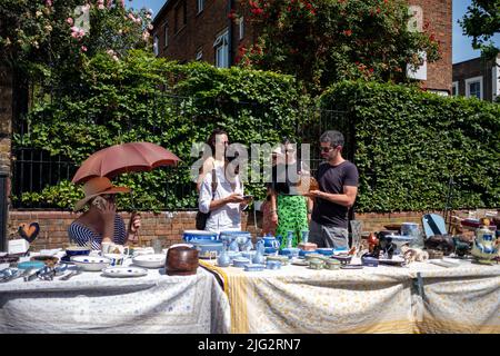 London - Juni 2022: Golborne Road, eine hohe Straße im Westen Londons, abseits der Portobello Road Stockfoto