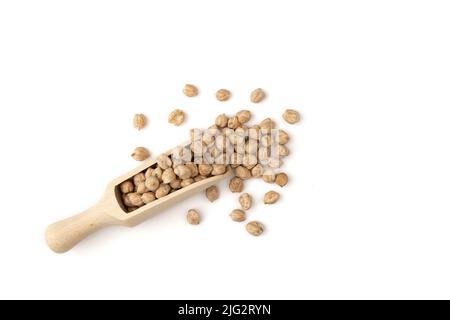 Trockene rohe Bio-Kichererbsen in Holzlöffel isoliert auf weißem Hintergrund Nahaufnahme, Draufsicht Stockfoto