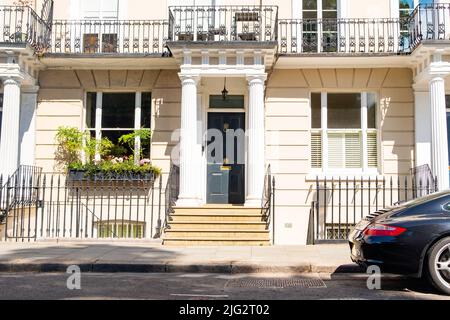 Die Londoner Straße der Häuser und die Rückseite des geparkten Autos in Notting Hill Stockfoto