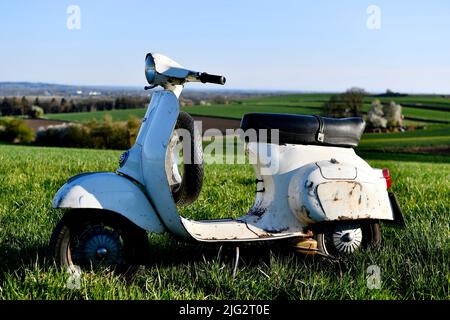 Vespa, Primavera 125, 1974 Piaggio, Motorroller, Roller, Kleiner Rahmen, Withe, Originalfarbe, Vintage-Look, Oldtimer, Classic, PM, Freising, Deutschland Stockfoto