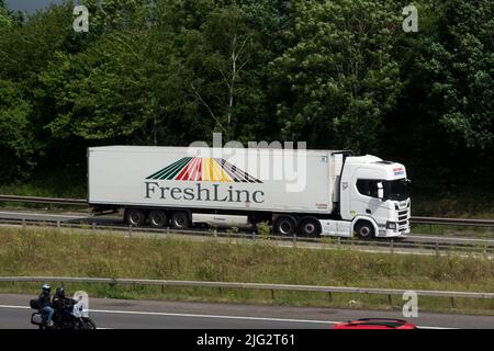FreshLinc-Lastwagen, der an der Anschlussstelle 15, Warwickshire, Großbritannien, auf die Autobahn M40 kommt Stockfoto