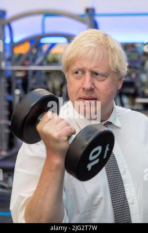 Datei Handout-Foto vom 06/08/20, herausgegeben von der Gym Group des Premierministers Boris Johnson beim Heben von Gewichten in einer Zweigstelle der Gym Group in seinem Wahlkreis South Ruislip. Boris Johnson wird seinen Rücktritt heute, wahrscheinlich vor Mittag, öffentlich bekannt geben, berichtet die BBC. Ausgabedatum: Donnerstag, 7. Juli 2022. Stockfoto