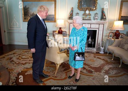 Datei-Foto vom 24/07/19 von Königin Elizabeth II., die den neu gewählten Vorsitzenden der Konservativen Partei Boris Johnson während einer Audienz im Buckingham Palace, London, begrüßte. Boris Johnson wird seinen Rücktritt heute, wahrscheinlich vor Mittag, öffentlich bekannt geben, berichtet die BBC. Ausgabedatum: Donnerstag, 7. Juli 2022. Stockfoto